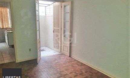 Apartamento na Cidade Baixa de 1 dormitório térreo desocupado