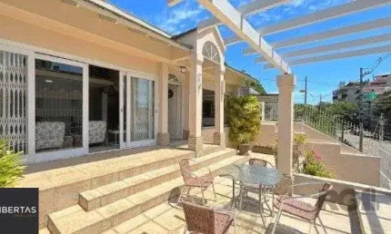 MAGNÍFICA CASA EM LOCALIZAÇÃO PRIVILEGIADA - TRANQUILIDADE E CONFORTO