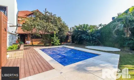 Casa espaçosa com 3 dormitórios, pátio com piscina e 4 vagas