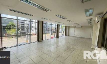 Prédio comercial reformado com auditório e 30 salas equipadas