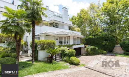 Casa em condominio, mobiliada com 741m² privativos , com 3 suítes- master