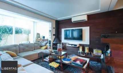 Casa com 327m² de área privativa, oferecendo 3 dormitórios, sendo 3 suítes