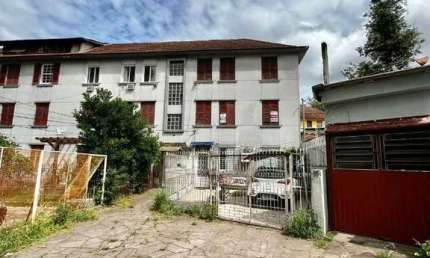 Vende apto de 02 dormitórios, sala, cozinha, banheiro, área e um pequeno pátio