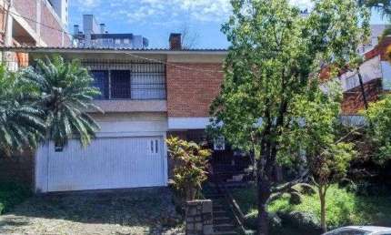 casa ampla, terreno excelente tamanho,  localização privilegiada em  porto alegre