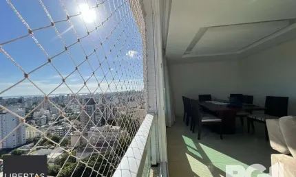 Espetacular apartamento para ALUGAR mobiliado com eletrodomésticos, 3 dormitórios, 2 vagas cobertas, infra completa no coração do Bairro Petrópolis.