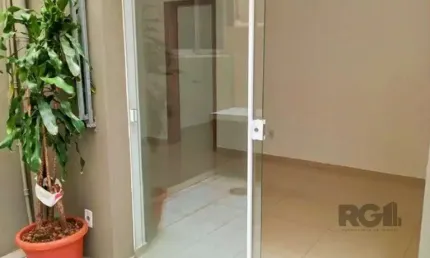 Apartamento GARDEN com dois pátios  privativas,  1 dormitório, sala, cozinha, 1 banheiro   na Av. Getúlio Vargas.
