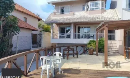 Casa de 307m² - 3 dormitórios, piscina, 4 vagas no bairro Espírito Santo