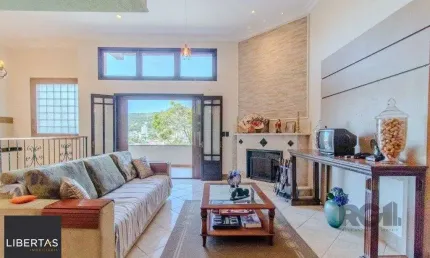 Linda casa de 04 dormitórios com vista livre no Bairro Teresópolis