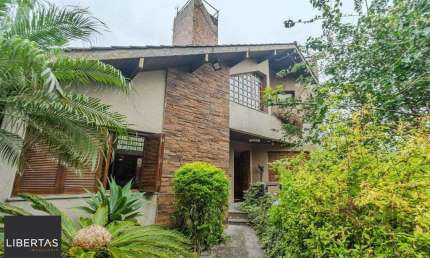 Casa 400m² - 5 dormitórios, 4 vagas no bairro Vila Jardim