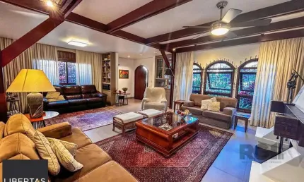 Casa 3 dormitórios, suíte, lareira, churrasqueira,, pátio, vaga garagem com 309 m² privativos.