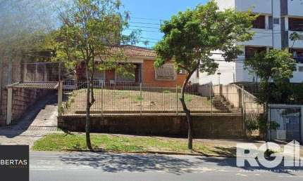 Casa com 3 quartos à venda na Rua Dário Pederneiras, 656, Petrópolis, Porto Alegre