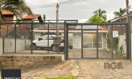 Casa  com Sobrado reformado, de dois pisos, com 3 dormitorios sendo duas  suítes