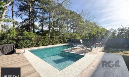 Casa em condomínio com pátio, piscina, 3 suítes e 2 vagas