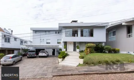 Casa em condominio . com 6 suites, sendo 3 suítes master com closet e hidro.