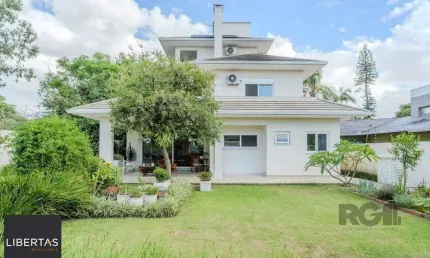 Casa semimobiliada e possui 3 suítes (sendo 1 delas master com closet e hidro)