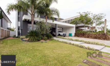 casa com  3 suítes no piso superior, mais 1 suíte no primeiro pavimento.