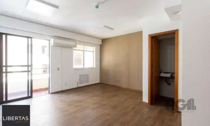 EXCELENTE SALA COMERCIAL, muito bem localizada no bairro Menino Deus, 01 banheiro, sacada e ar condicionado split, toda montada