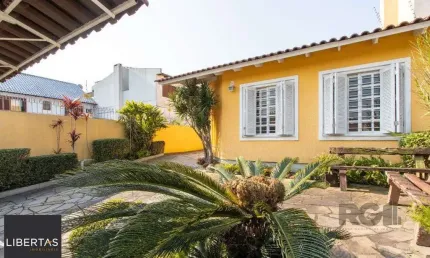 Casa para Venda - 254m², 4 dormitórios, sendo 3 suites, 5 vagas - Espirito Santo