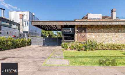 Casa em condomínio fechado beira de rio, de frente para o clube dos Jangadeiros.