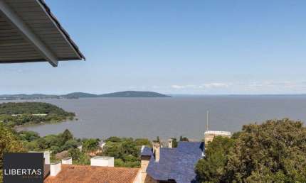 Casa deslumbrante vista do Guaiba, 3 dormitórios, sendo 1 suite master com closet e banheira de hidro com vista para o rio