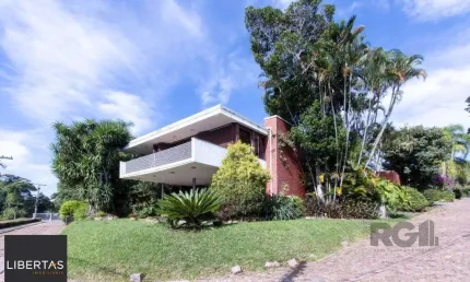 Casa com 724 m² privativos, 4 dormitórios sendo 4 suítes, 6 vagas sendo 3 cobertas