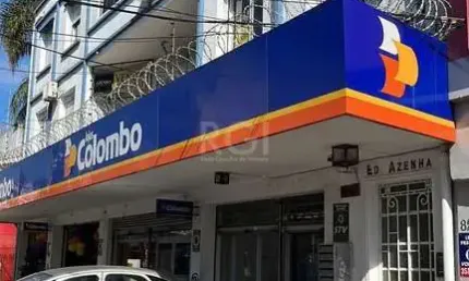 Apartamento de dois dormitórios, banheiro e sala no bairro da Azenha em Porto Alegre.