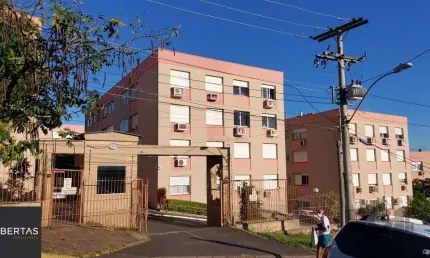Apartamento de dois dormitórios com uma vaga de garagem no bairro Cristal em Porto Alegre.