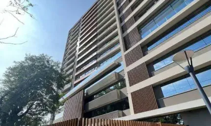 Apartamento com 143 m² privativos, possui 3 suítes, (sendo 1 máster), living, cozinha, dependência de empregada, lavabo, 143 m² de área privativa, 2 vagas de garagem.