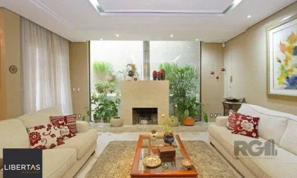 Excelente casa de 330m² com 3 dormitórios, piscina e 3 vagas.