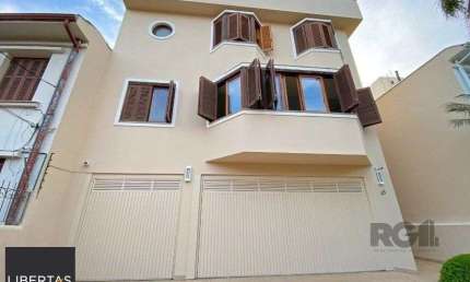 Excelente casa de 465m² com 3 dormitórios e 5 vagas de garagem.