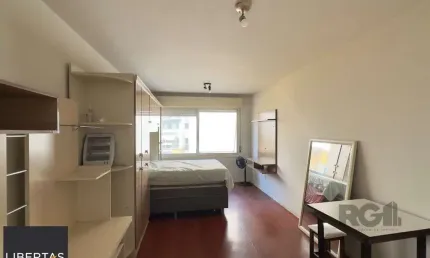 STUDIO MOBILIADO EM FLAT A POUCOS METROS DA ORLA DO GUAÍBA