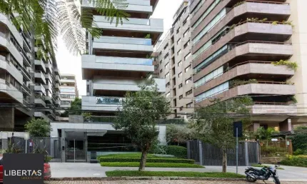 Apartamento mobiliado, com cerca de 256,42m² privativos e com 3 suítes,