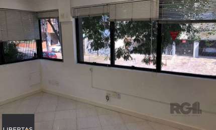 Excelente sala comercial. 2 salas muito espaçosas e uma meno
