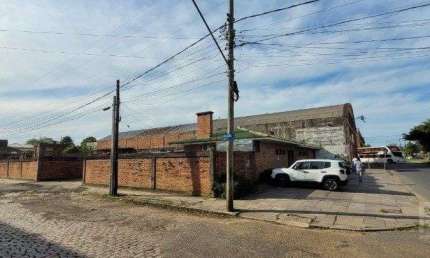 Depósito Pavilhão Venda no Bairro Navegantes  com 1800m²  de terreno e 324m² de escritórios - De esquina