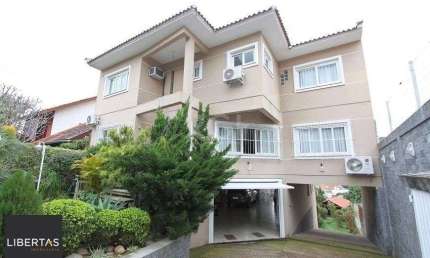 EXCELENTE CASA COM 4 DORMITÓRIOS, 6 VAGAS DE GARAGEM E VISTA PANORÂMICA.