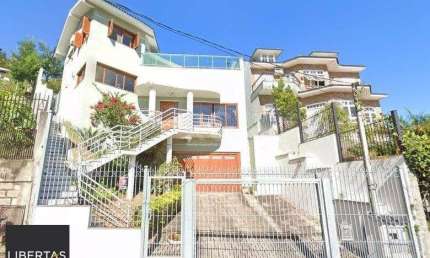 Casa para Venda - 279m², 3 dormitórios, sendo 1 suites, 4 vagas - Teresópolis