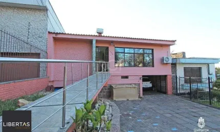 Casa para Venda - 500m², 5 dormitórios, sendo 2 suites, 5 vagas - Menino Deus