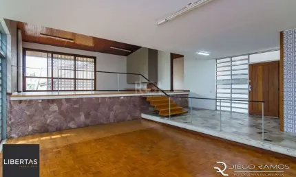 Venda de casa residencial 25,00m x 80,00m- Menino Deus. 4 vagas, 4 dormitórios, sendo 1 suíte, 1 varanda, lareira e churrasqueira.