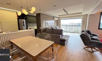 Apartamento mobiliado de 2 dormitórios com suíte e 2 vagas no Petrópolis