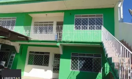 Casa frente, 81,50m2 e 2 apartamento nos fundos térreo e segundo andar.