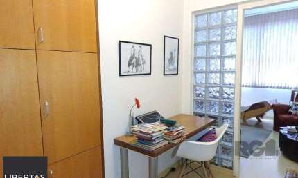 Sala comercial com 20m², andar alto, bem iluminada e ventilada.
