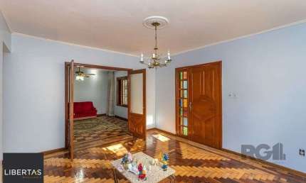 Casa 216m² - 4 dormitórios, 5 vagas no bairro Partenon