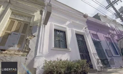 Excelente casa de 116m² com  2 dormitórios no bairro Cidade Baixa.