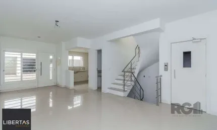 Excelente casa em condomínio de 251m² com 3 suítes e elevador!