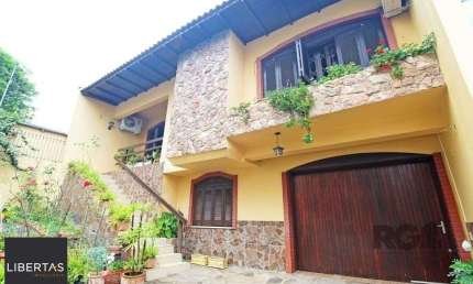Excelente casa de 154m² com 3 dormitórios e 2 vagas.