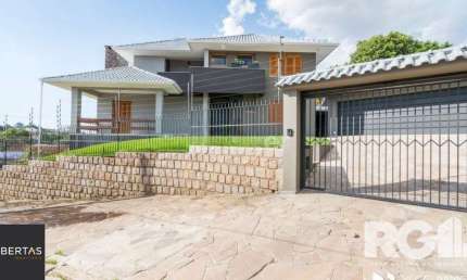 Casa com piscina, 3 dormitórios, 258m² privativos, no Jardim Itu.