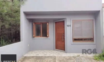 CASA TÉRREA - 2 DORMITÓRIOS, ÁREA COBERTA COM CHURRASQUEIRA , TERRAÇO - 02 VAGAS