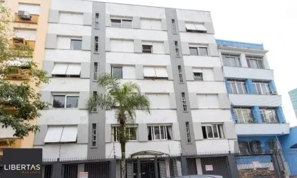 Apartamento reformado,  2 quartos, elevador - Centro Histórico