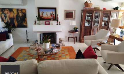 Venda casa em condomínio semi-novo com 330 metros quadrados privativos, 3 suítes, sendo 2 imensas e uma delas com lareira, lavabo, churrasqueira, terraço, piscina