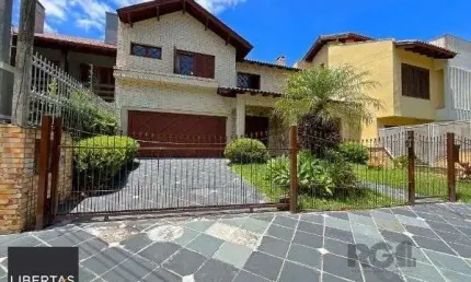 Casa em Porto Alegre, no bairro Ipanema, com 3 dormitório(s), e 3 banheiros, à venda.